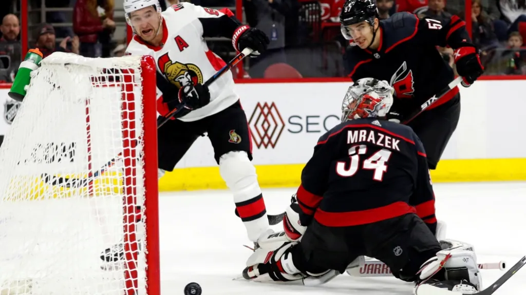 Petr Mrázek v brance Caroliny v zápase proti Ottawě