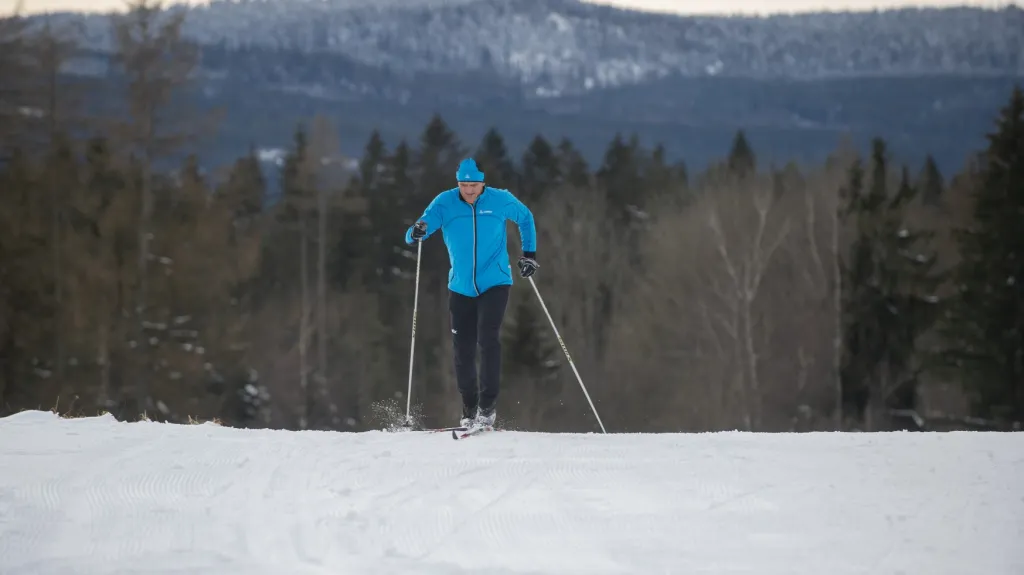 Běžkař v upravené lyžařské stopě