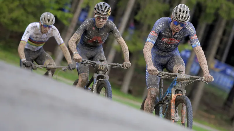 Mathieu van der Poel před Tomem Pidcockem