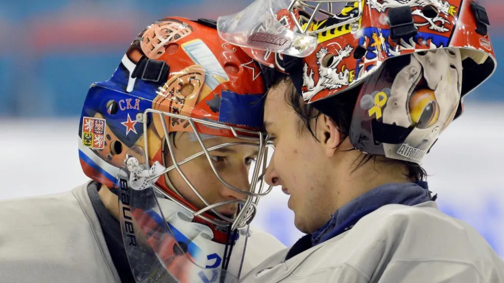 Čeští brankáři Jakub Štěpánek a Petr Mrázek