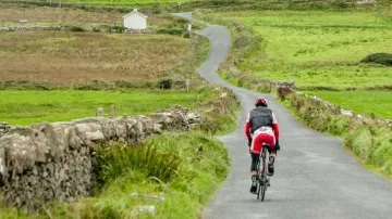 Cyklistický ultramaratonec Svatopluk Božák během závodu Kolem Irska