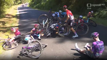 Pád Joaa Almeidy a dalších závodníků v závěru 7. etapy