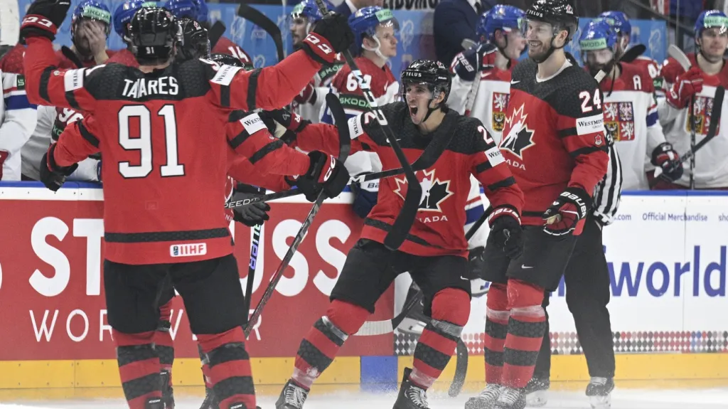 Dylan Cozens (uprostřed) rozhoduje utkání proti Česku