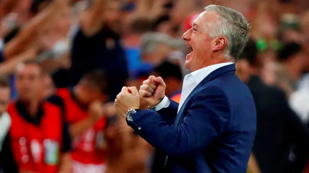 Slavící trenér Francie Didier Deschamps