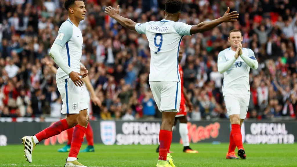 Daniel Sturridge (uprostřed) slaví gól do sítě Malty