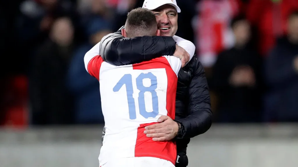 Kouč Slavie Jindřich Trpišovský v objetí s Janem Bořilem ze Slavie