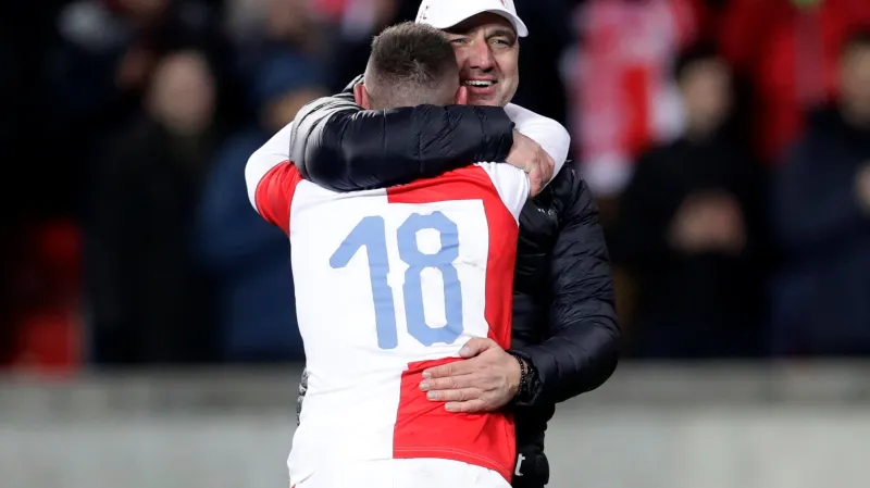 Kouč Slavie Jindřich Trpišovský v objetí s Janem Bořilem ze Slavie