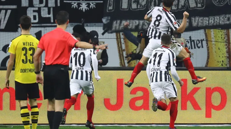 Huszti slaví vstřelenou branku proti Dortmundu