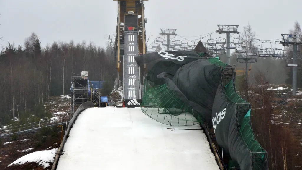 Silný vítr v Harrachově opět ohrožuje MS v letech 