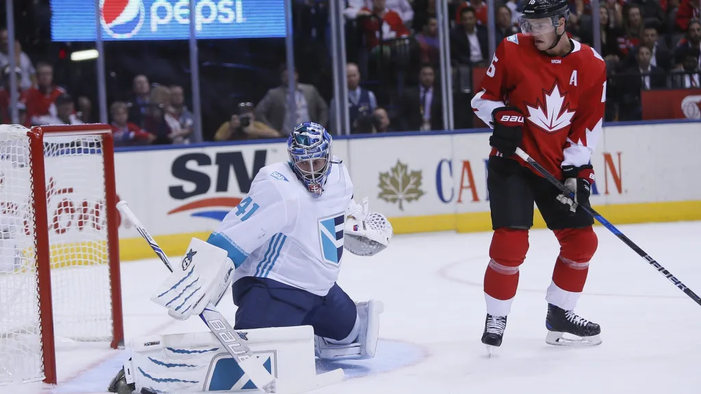 Jonathan Toews před brankářem Jaroslavem Halákem