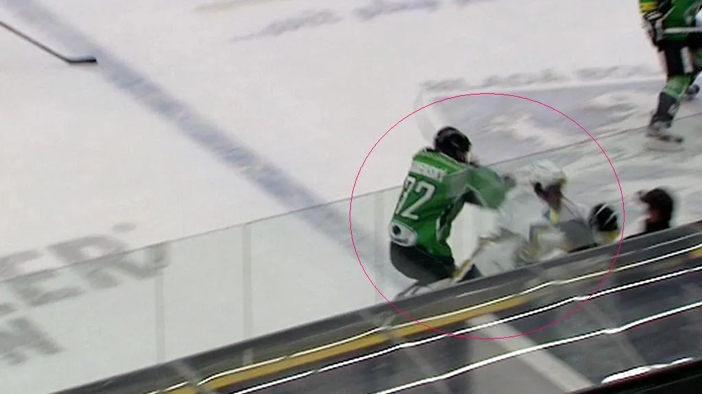 Zákrok Zdeňka Bahenského na Milana Hluchého