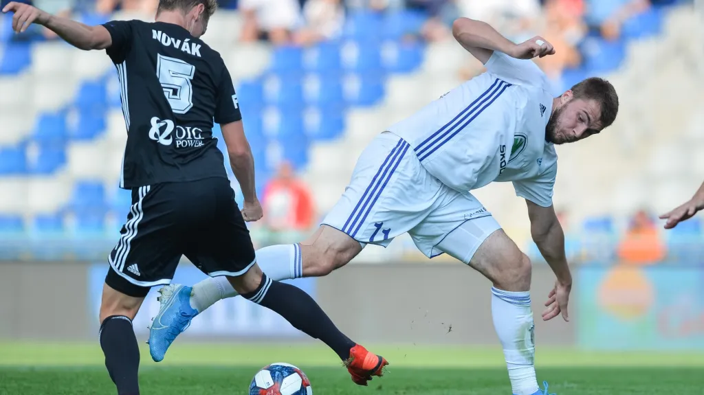 Českobudějovický Pavel Novák v souboji s Nikolajem Komličenkem z Mladé Boleslavi