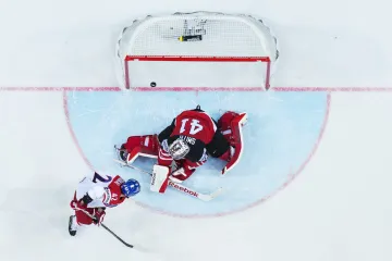 Petr Koukal stíní Miku Smithovi z Kanady při kontroverzním momentu v semifinále MS