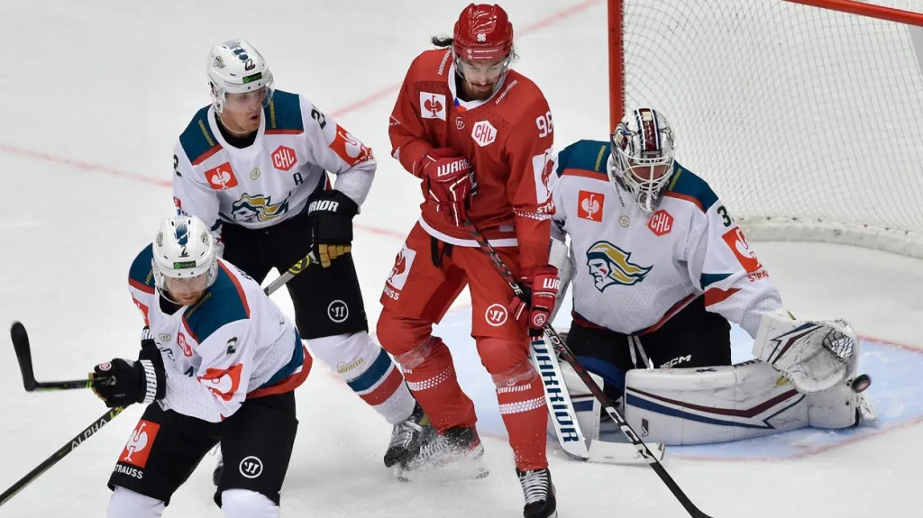 Třinecký forvard Daniel Voženílek tečuje v utkání s Belfastem