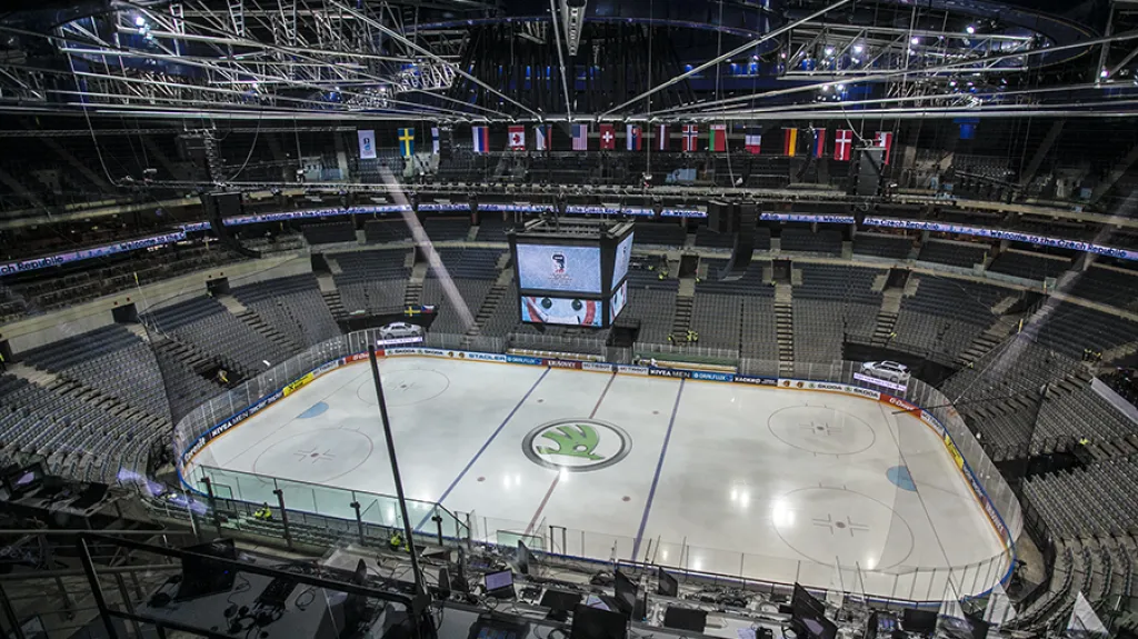 Pohled z velína centrální obrazovky na plochu a ochozy O2 areny