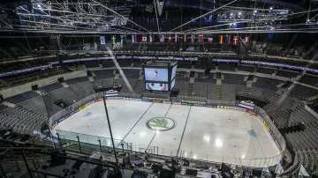 Pohled z velína centrální obrazovky na plochu a ochozy O2 areny