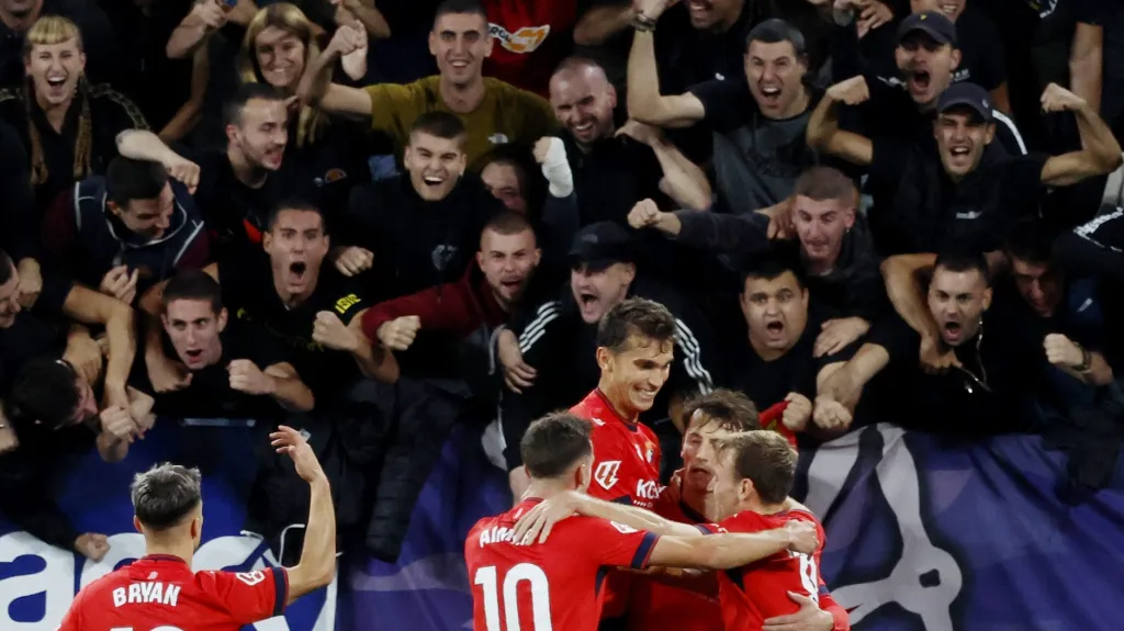 Hráči Osasuny slavící s diváky 