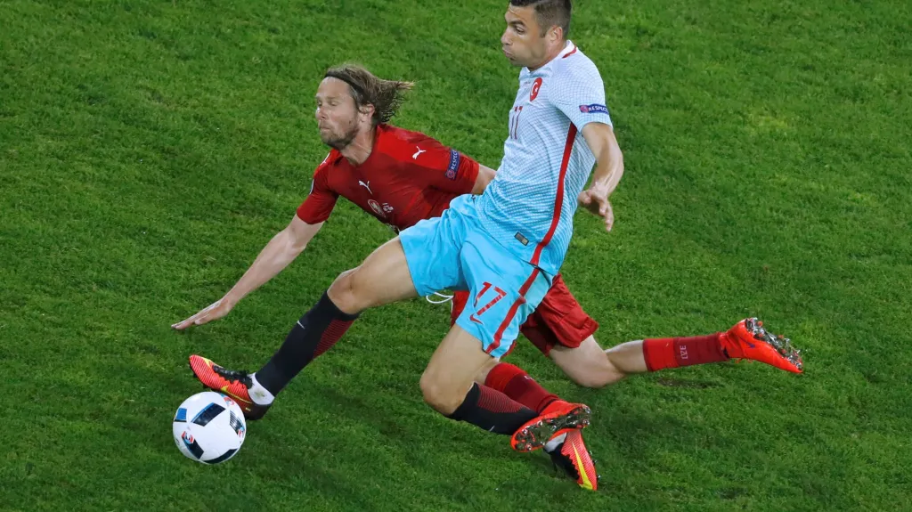 Jaroslav Plašil padá na zem po souboji s Burakem Yilmazem z Turecka