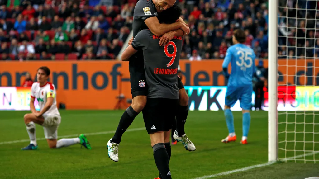 Robben s Lewandowskim slaví gól do sítě Augsburgu