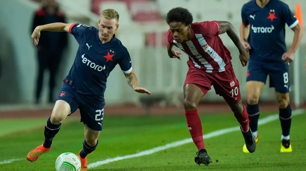 Petr Ševčík ze Slavie (vlevo) v utkání Konferenční ligy
