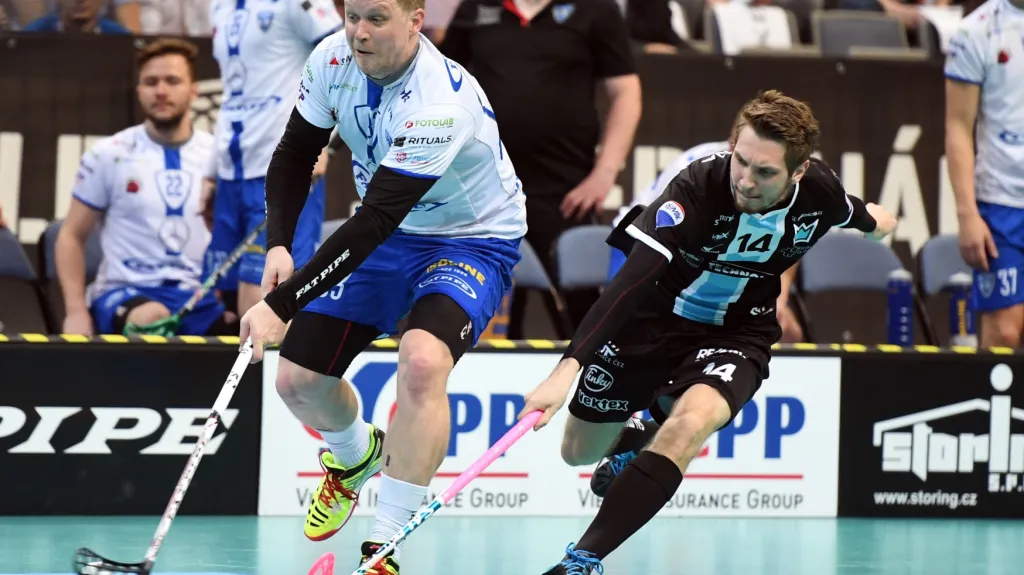 Michal Kotlas z Chodova (vlevo) v souboji o míček s Tomášem Chroustem z Mladé Boleslavi