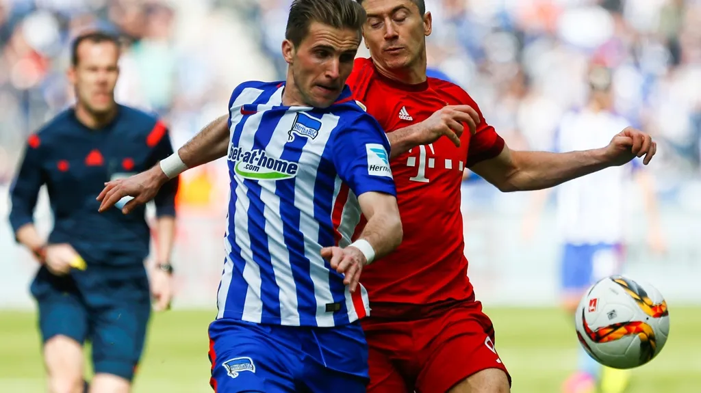 Peter Pekarík v souboji s Robertem Lewandowskim