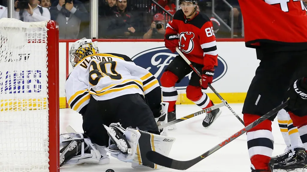 Jack Hughes z New Jersey překonává Daniela Vladaře z Bostonu