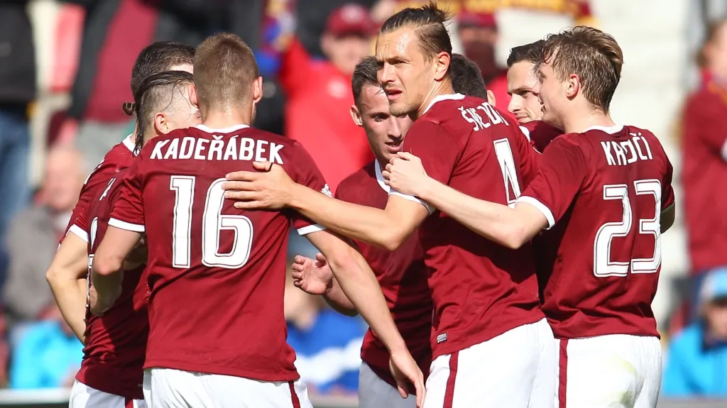 Slavící fotbalisté Sparty