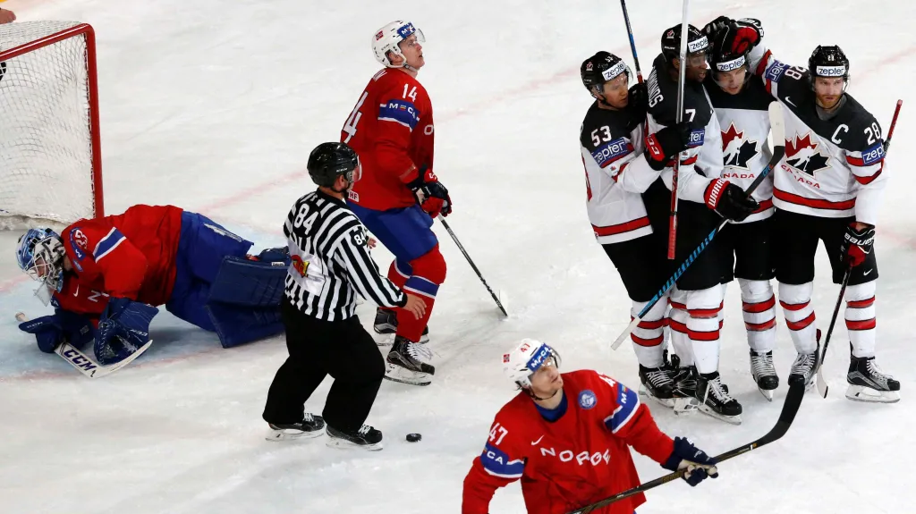 Hokejisté Kanady se radují z gólu v síti Norska