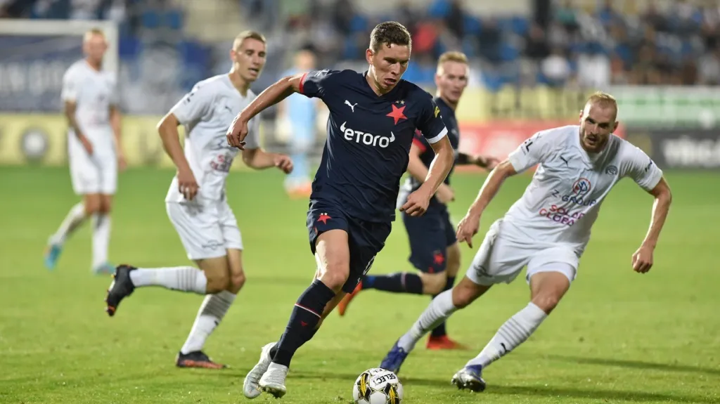 Lukáš Provod ze Slavie v utkání na stadionu Slovácka