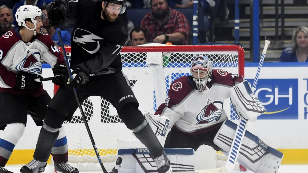 Brankář Pavel Francouz z Colorada v utkání s Tampou