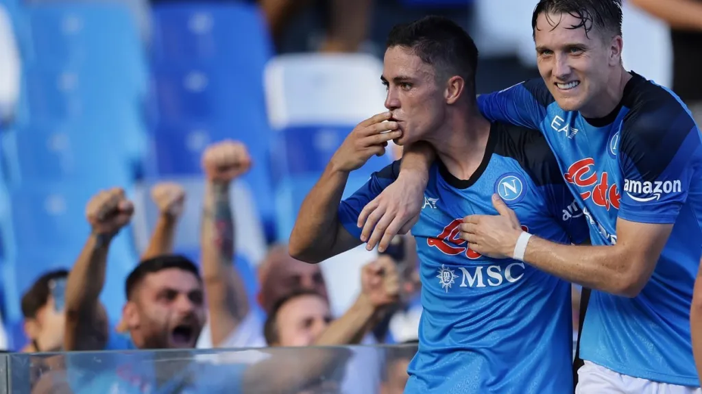 Fotbalisté Neapole oslavují gól v Serii A