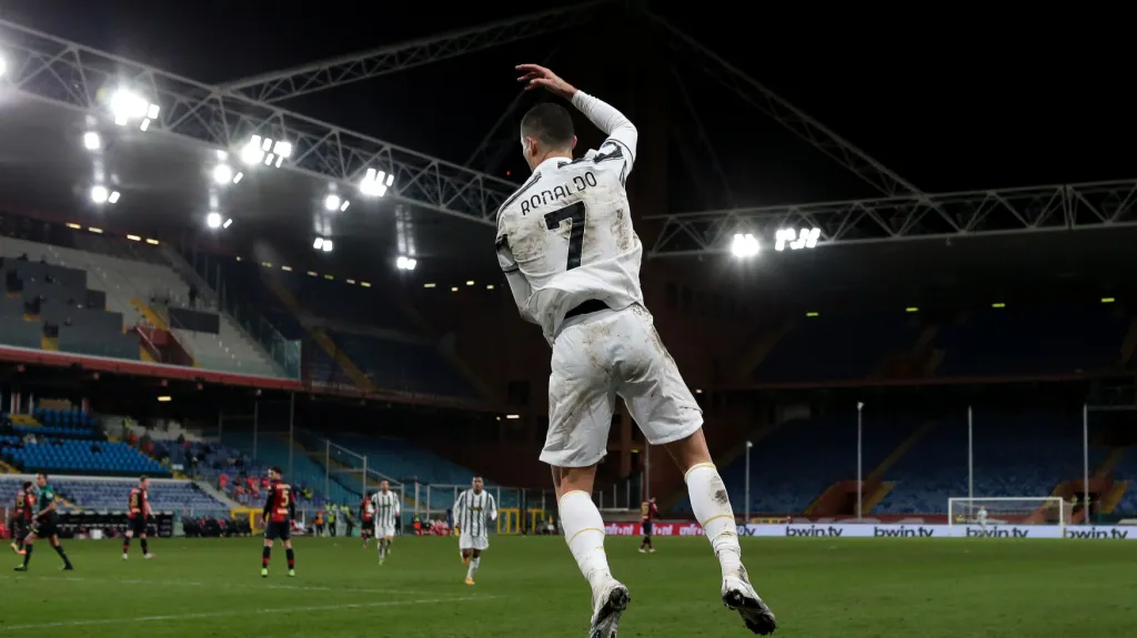 Cristiano Ronaldo slaví svým typickým způsobem trefu proti Janovu