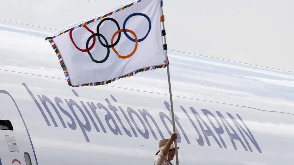 Olympijská vlajka už je v Tokiu