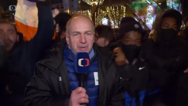 Uprostřed slavícího davu. Zpravodaj ČT Šmíd téměř přišel o mikrofon