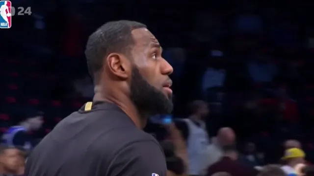 Lakers vyhráli díky trojkám a Jamesovu triple doublu