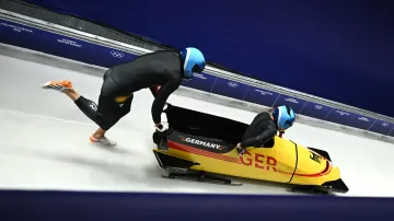 V první jízdě dvojbobu mužů byly nejrychlejší tři německé posádky