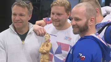 Paralympionici se vrátili z Pekingu. Hokejisté přivezli zpět kouči Břízovi sošku