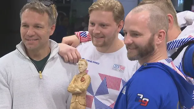 Paralympionici se vrátili z Pekingu. Hokejisté přivezli zpět kouči Břízovi sošku