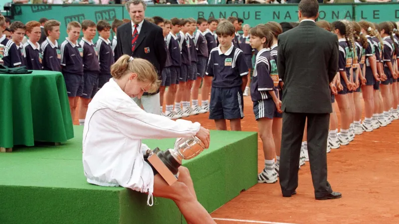 Steffi Grafová se dívá na trofej pro vítězku French Open