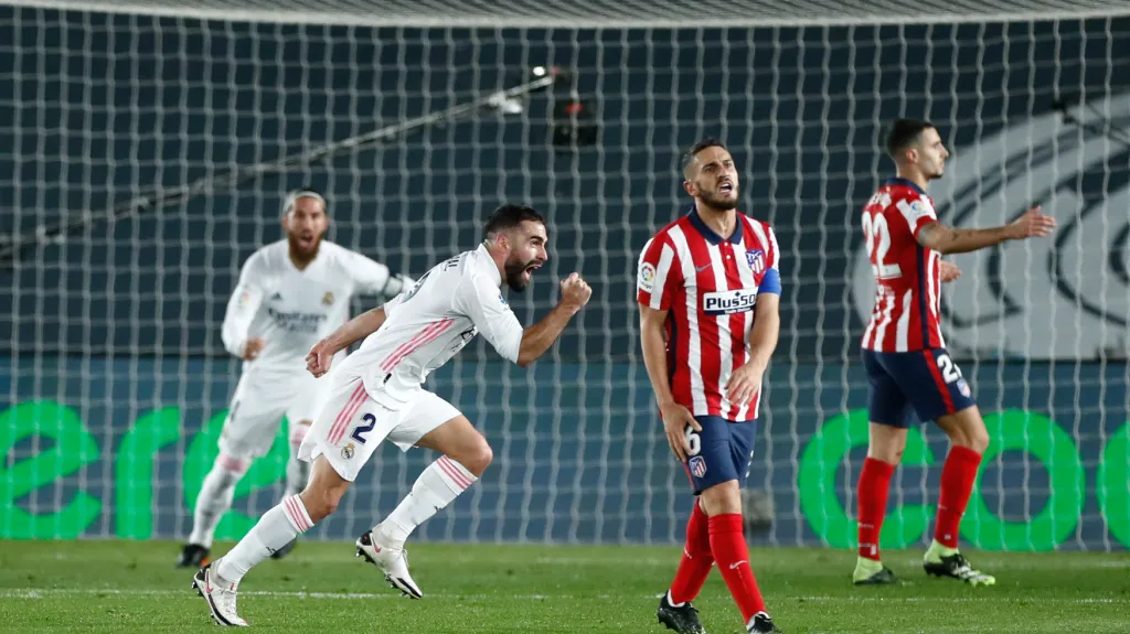 Fotbalisté Realu slaví branku v derby s Atléticem