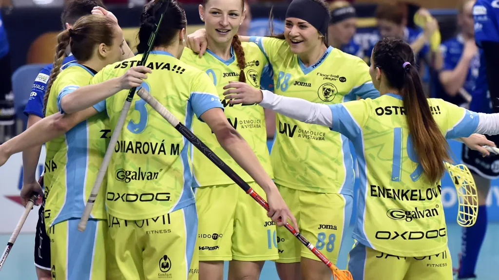 Florbalistky Vítkovic se radují z gólu