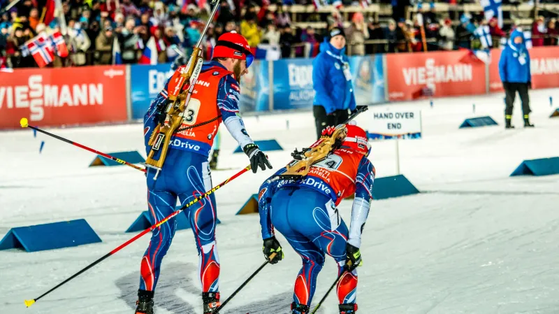 Michal Šlesingr posílá na trať Michala Krčmáře během smíšené štafety v Kontiolahti