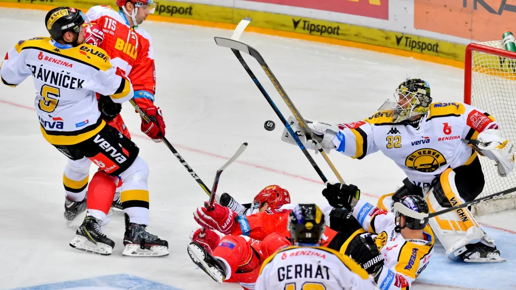 Jaroslav Janus zneškodňuje šanci Sparty