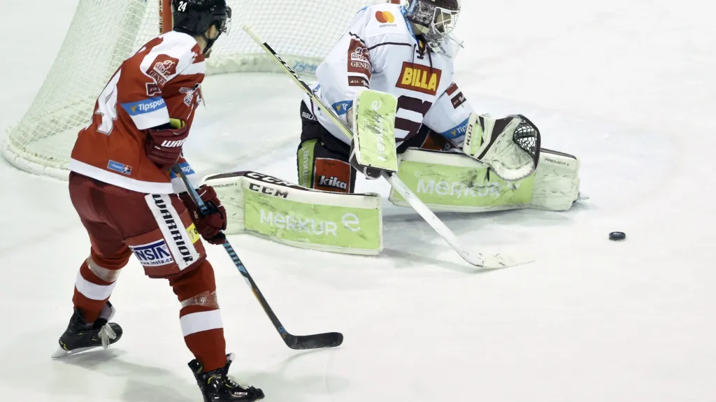 Sparťan Matěj Machovský chytá střelu Viléma Buriana z Olomouce