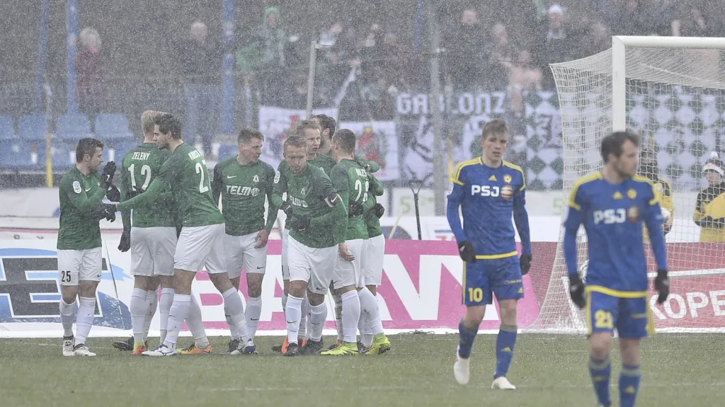 Radost fotbalistů Jablonce po brance do sítě Jihlavy