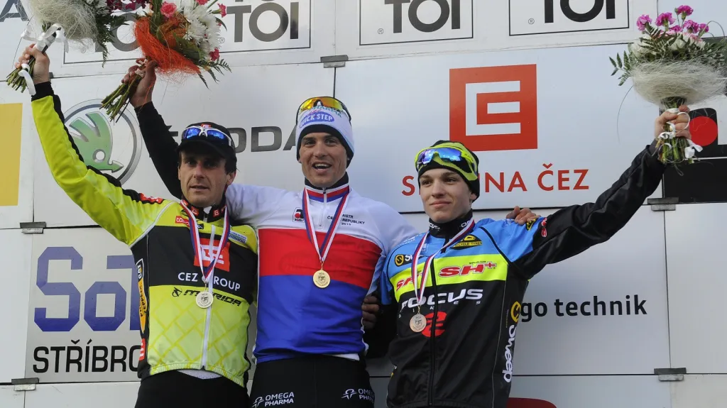 Vítěz MČR Zdeněk Štybar (uprostřed), druhý Martin Bína (vlevo) a třetí Vojtěch Nipl