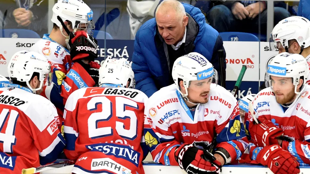 Peter Draisaitl na lavičce Pardubic