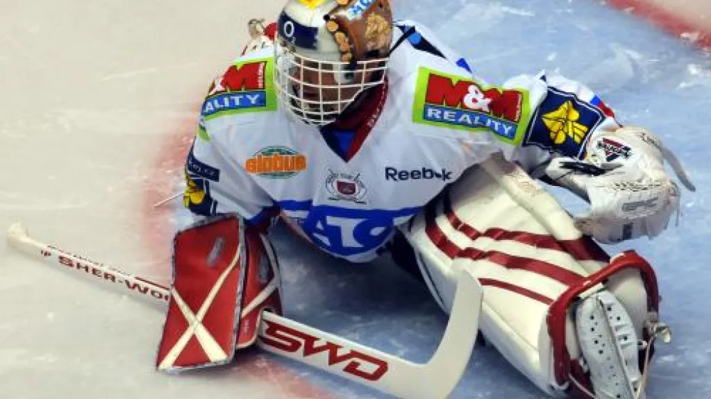 Dominik Hašek likviduje jednu ze střel