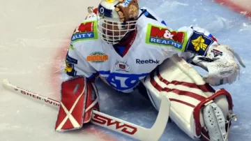 Dominik Hašek likviduje jednu ze střel